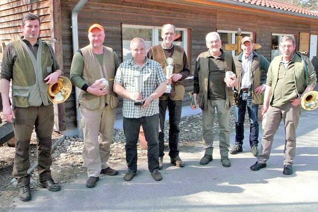 Preis- und Jahresnadelschießen 2019: (von links) Kai Ritter (Jagdhornbläser), Robert Adler, Wolfgang Pruss, Ernst-Dieter Meinecke, Klaus Trump (alle Preisträger), Jörn Look, Bernd Gose (Jagdhornbläser).